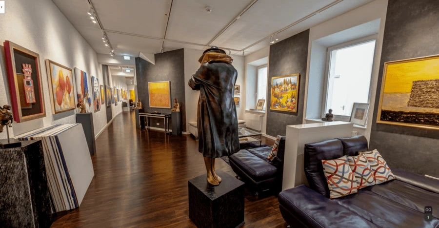Große figürliche Skulptur zwischen Gemälden im Ausstellungsraum der Galerie Vogel Heidelberg