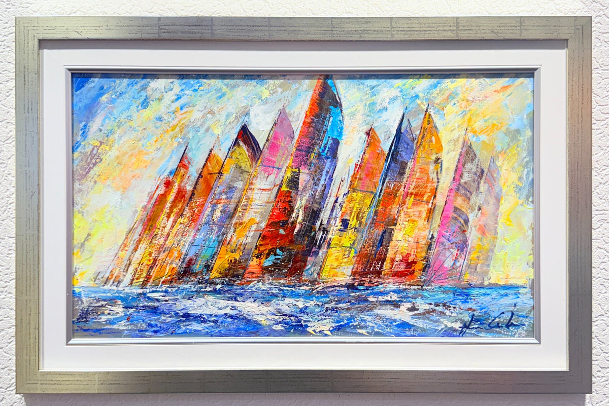 Christian Henze – Regatta im Farbenrausch, Originalgemälde Öl auf Aluminium, Silberrahmen mit weißer Holzeinlegeleiste, 48 × 73 cm