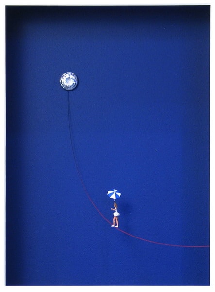 Volker Kühn – The Way to the Stars, dreidimensionales Kunstwerk mit Frau und Schirm vor blauem Hintergrund